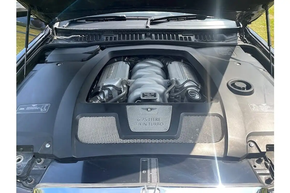 2006-bentley-azure-68-big-43
