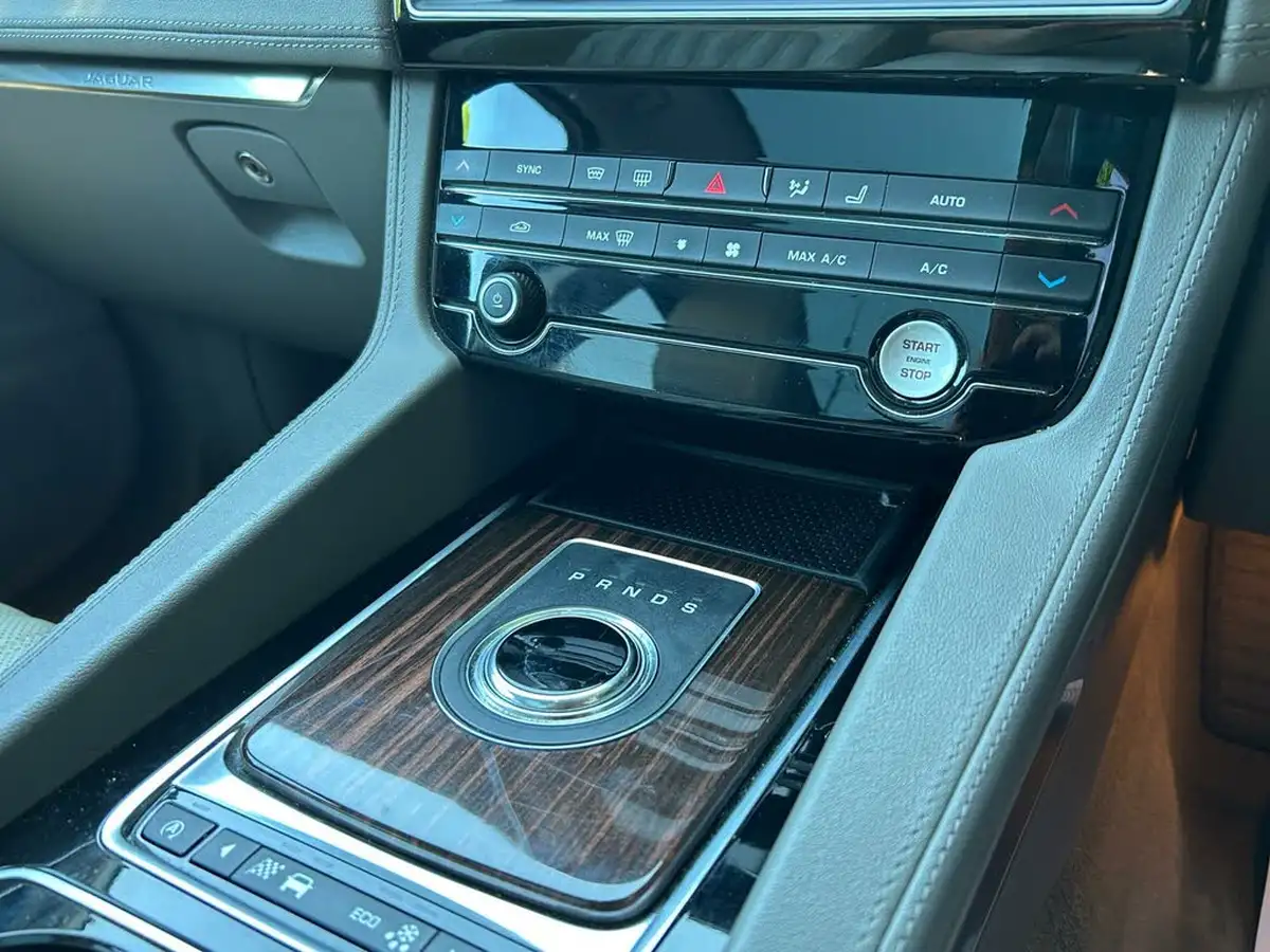 2016-jaguar-f-pace-20-i4d-portfolio-awd-auto-big-19