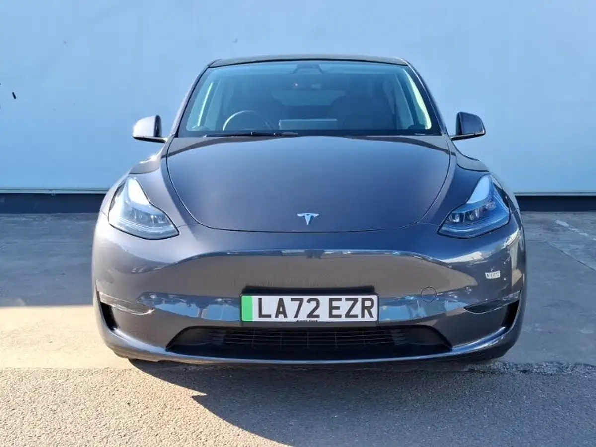 2022-tesla-model-y-e-long-range-big-18