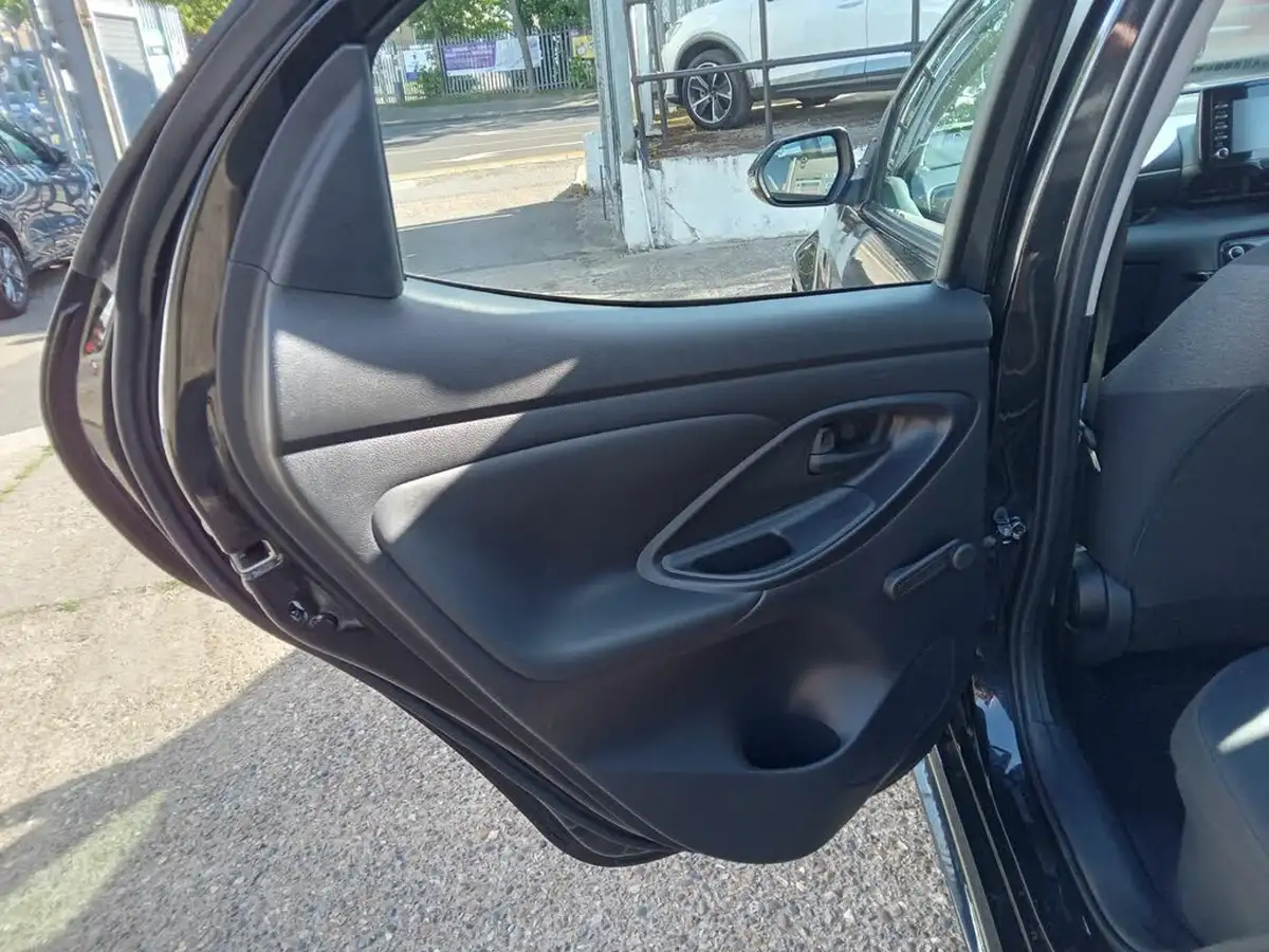 2021-toyota-yaris-15-vvt-i-icon-114bhp-hybrid-1490cc-e-cvt-big-17