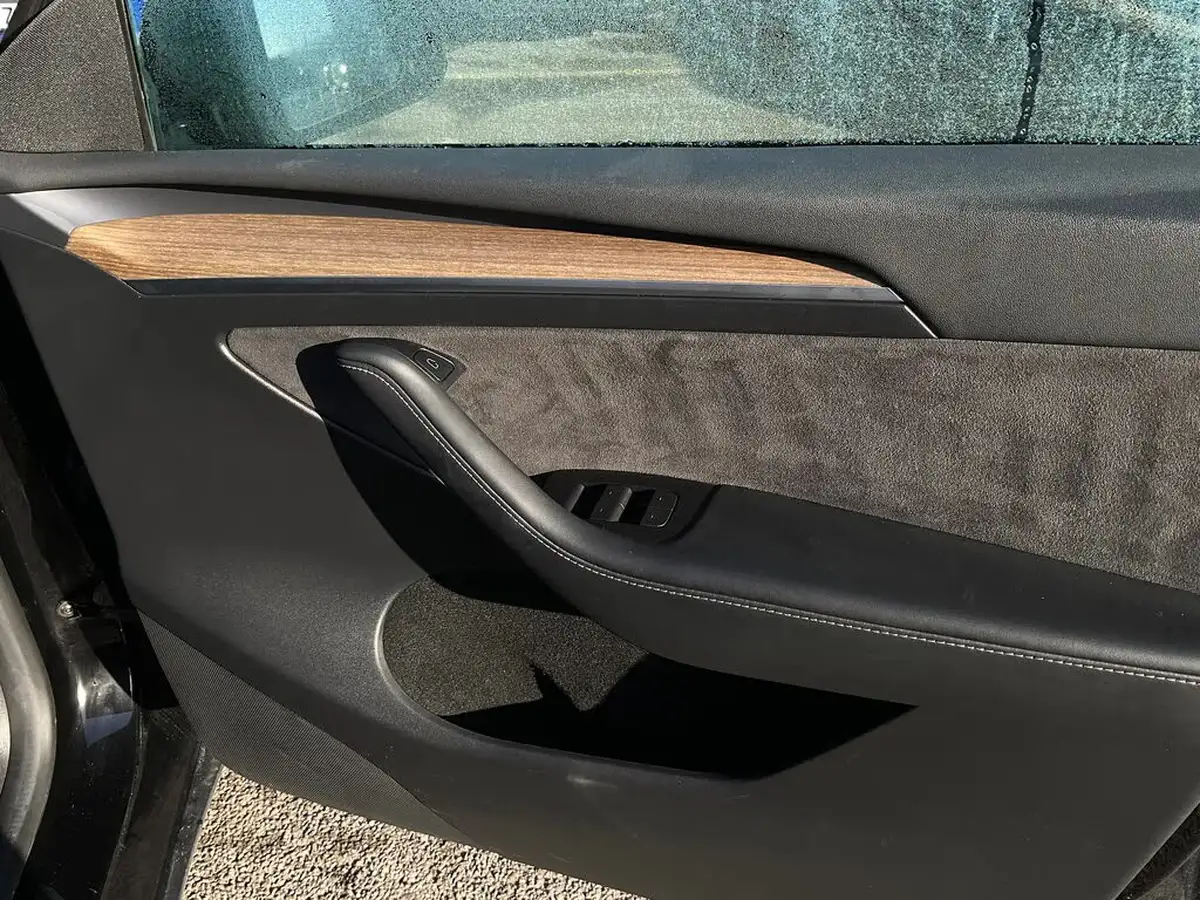 2022-tesla-model-y-e-long-range-big-24