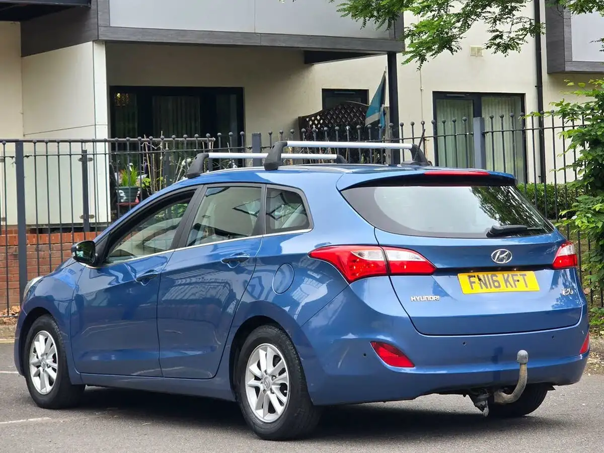 2016-hyundai-i30-16crdi-se-nav-110ps-tourer-big-11