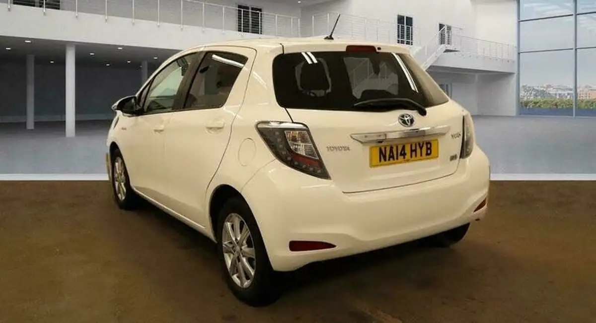 2014-toyota-yaris-15-vvt-i-icon-leather-hybrid-big-2