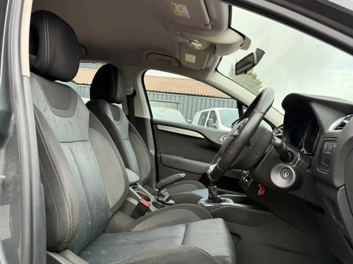 2015-citroen-c4-16td-vtr-big-8