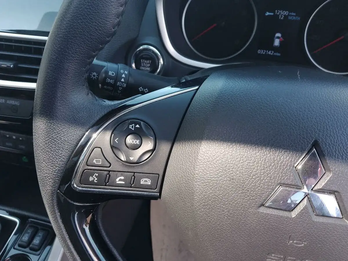 2020-mitsubishi-eclipse-cross-15-black-big-58