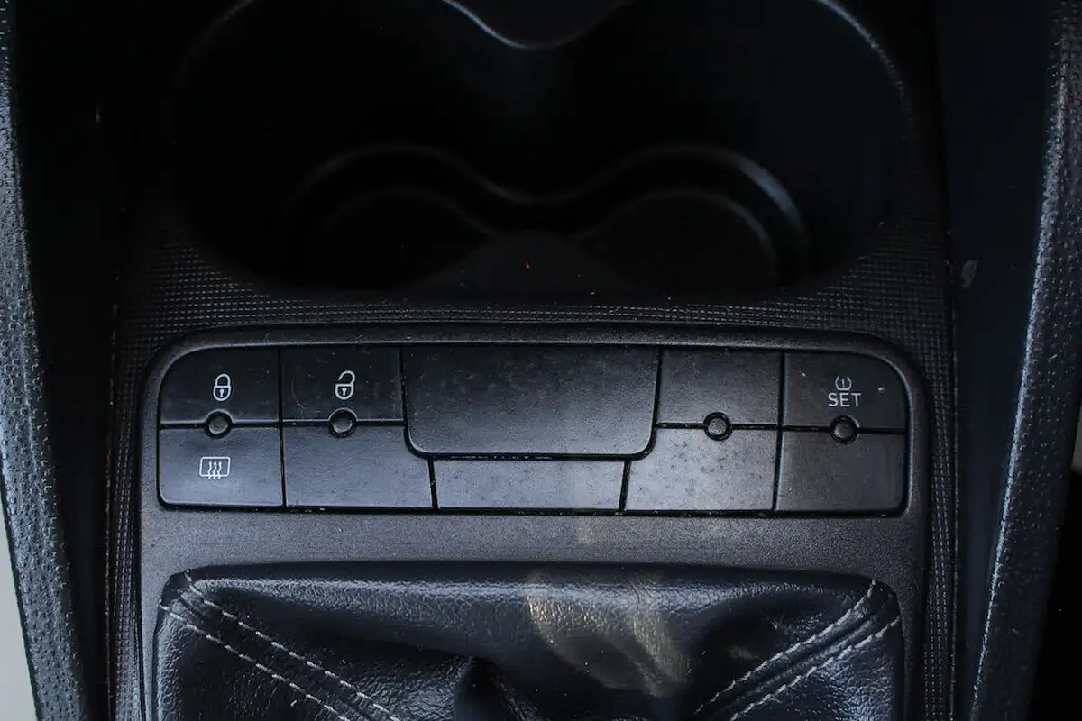 2015-seat-ibiza-14-toca-hatchback-5d-big-27