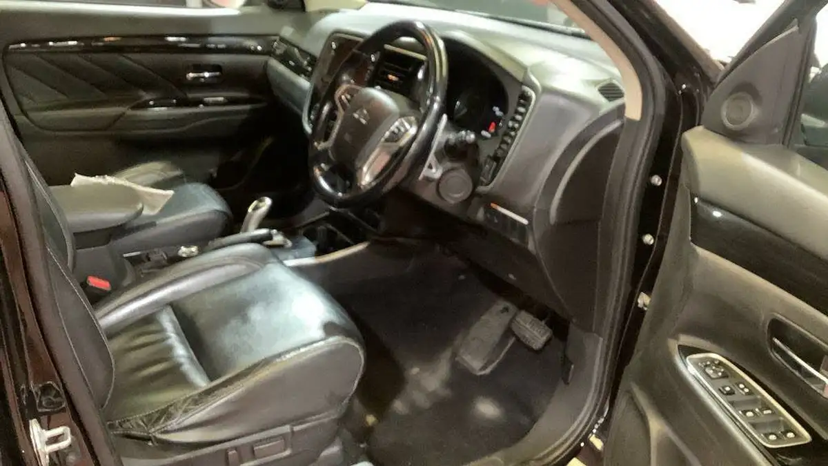 2015-mitsubishi-outlander-20-gx4h-phev-big-6