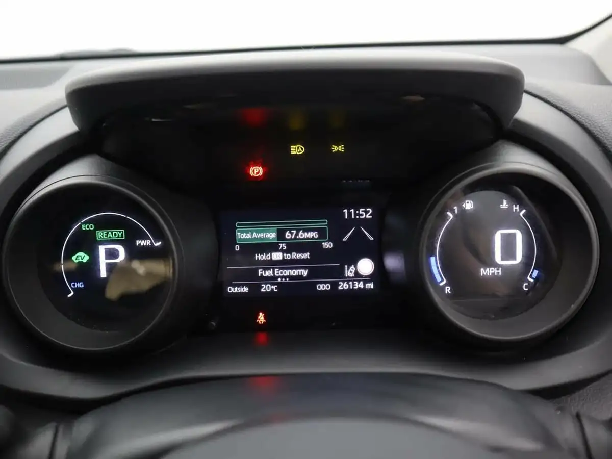 2022-toyota-yaris-15-vvt-i-design-big-16