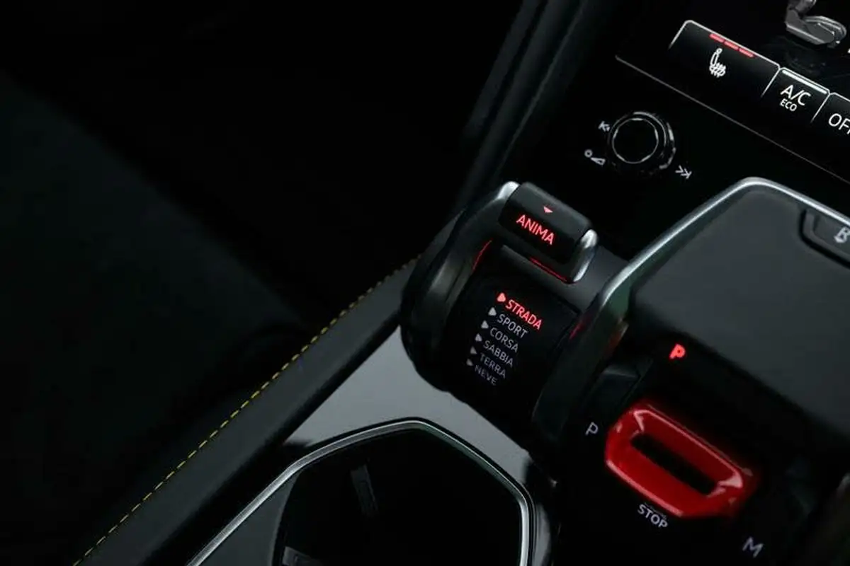 2023-lamborghini-urus-40-no-trim-big-17