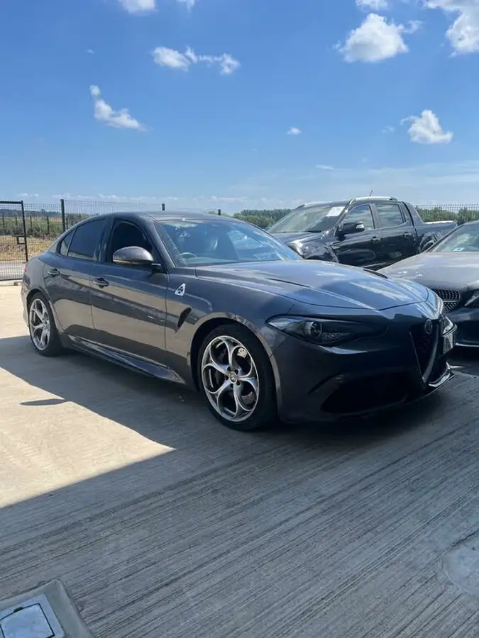 2018-alfa-romeo-giulia-29-biturbo-quadrifoglio-big-0
