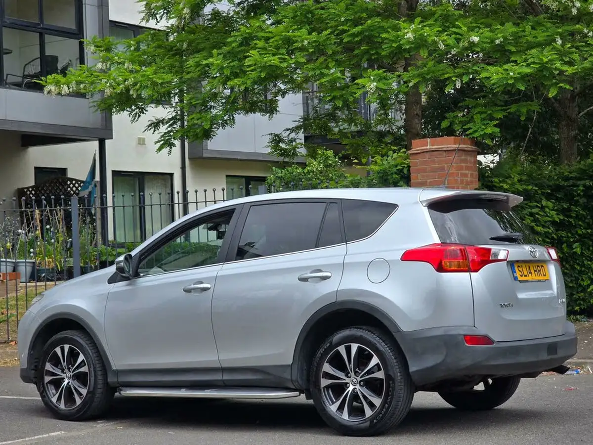 2014-toyota-rav4-20td-icon-20d-2wd-nav-big-9