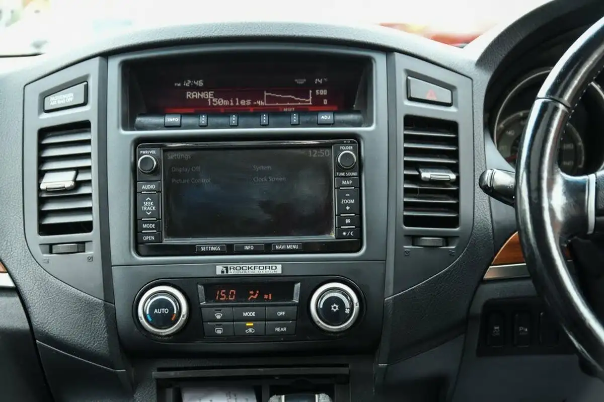 2013-mitsubishi-shogun-32td-sg3-big-26