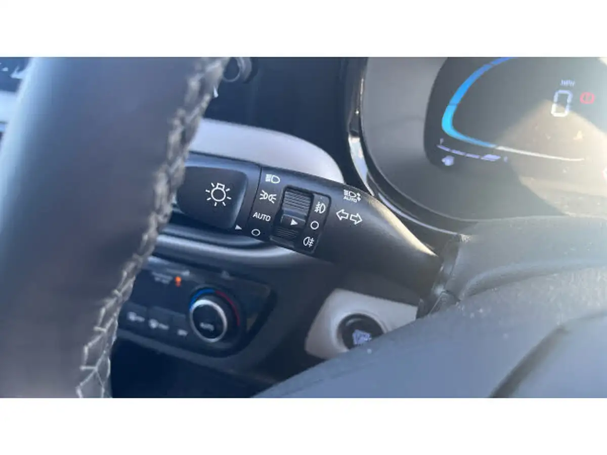 2025-hyundai-i10-12-premium-79ps-auto-big-23