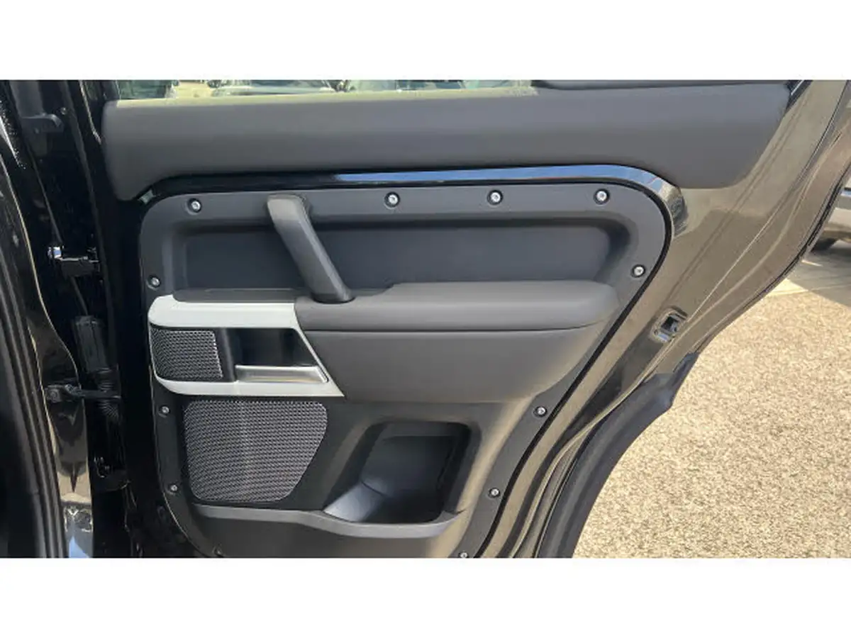 2024-land-rover-110-defender-30-d250-xs-edition-big-31