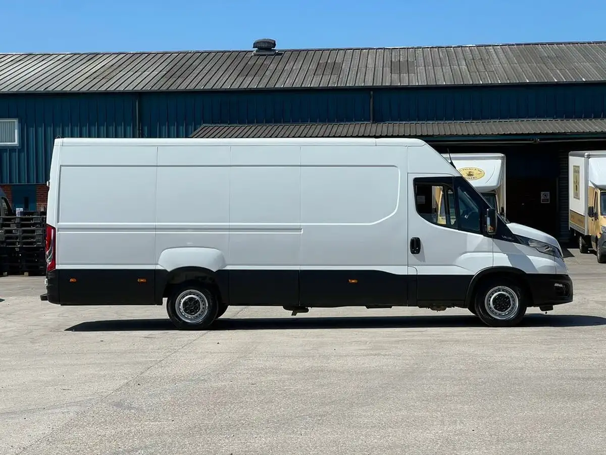 2022-iveco-daily-s-class-23td-35s14v-business-3520lmm-h2-136pseu6dt-big-11