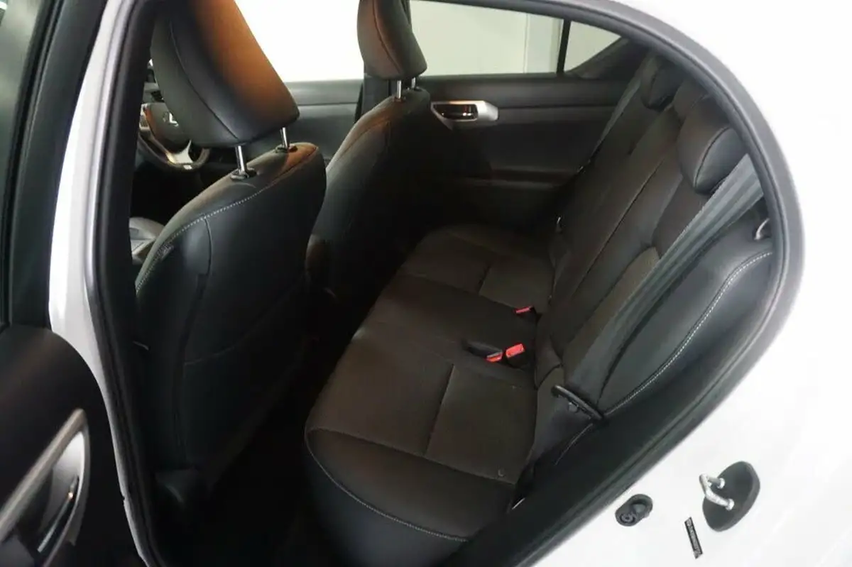 2012-lexus-ct-200h-18-f-sport-big-37