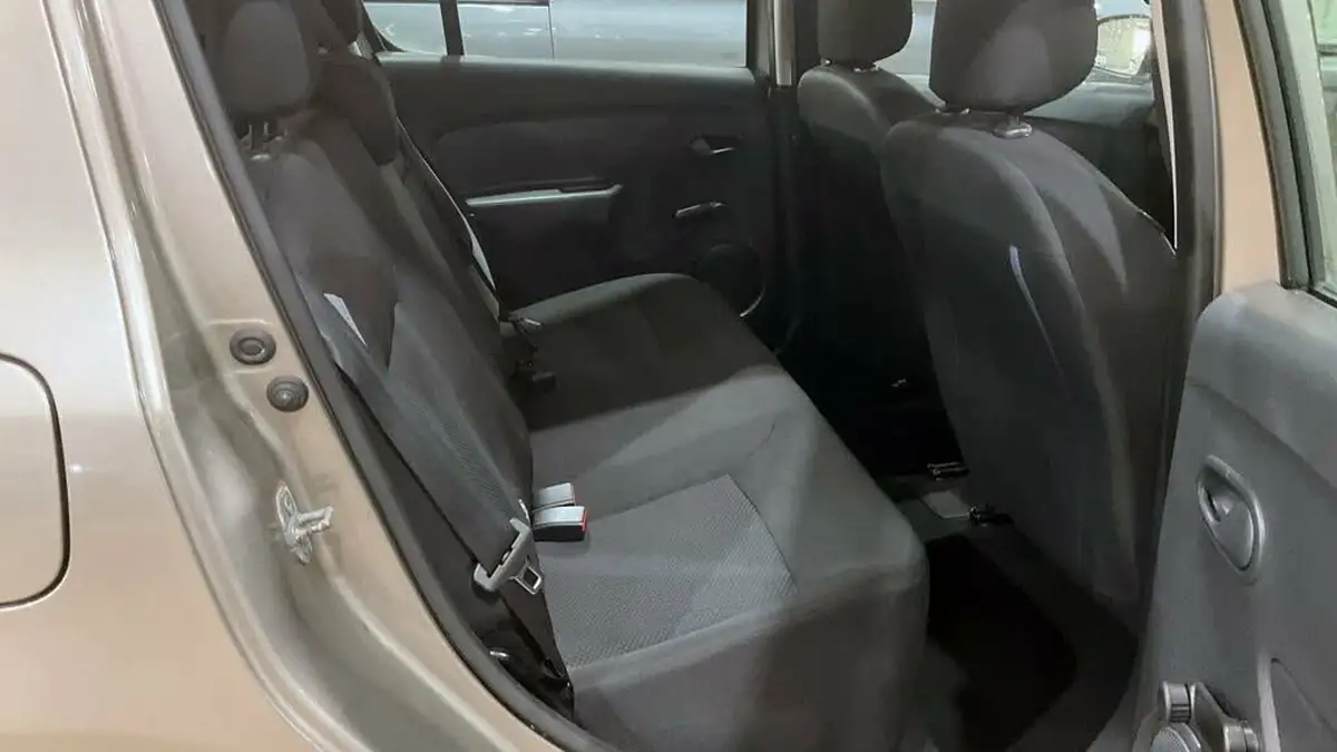 2015-dacia-sandero-12-ambiance-big-9
