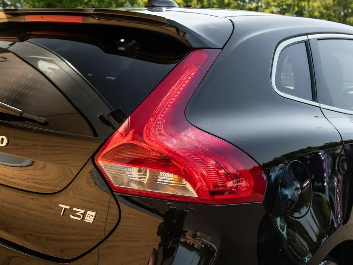 2017-volvo-v40-20-t3-r-design-pro-big-8