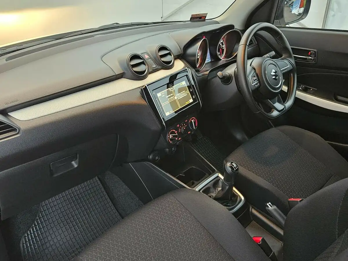 2019-suzuki-swift-12-dualjet-attitude-big-1