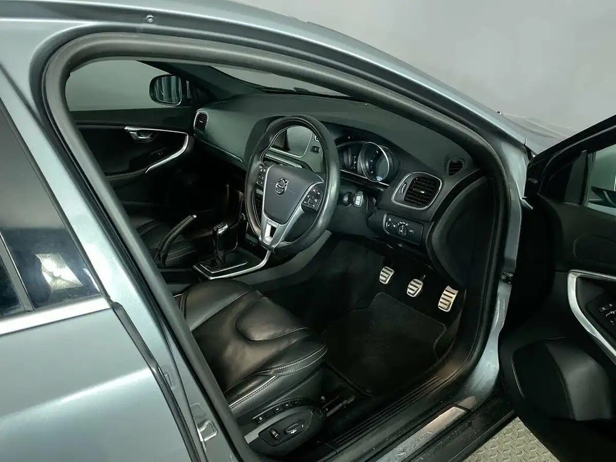 2019-volvo-v40-20td-d2-r-design-edition-big-22