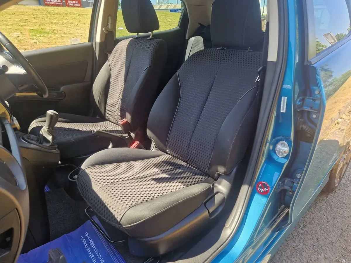 2014-mazda-mazda2-13-sport-venture-big-39