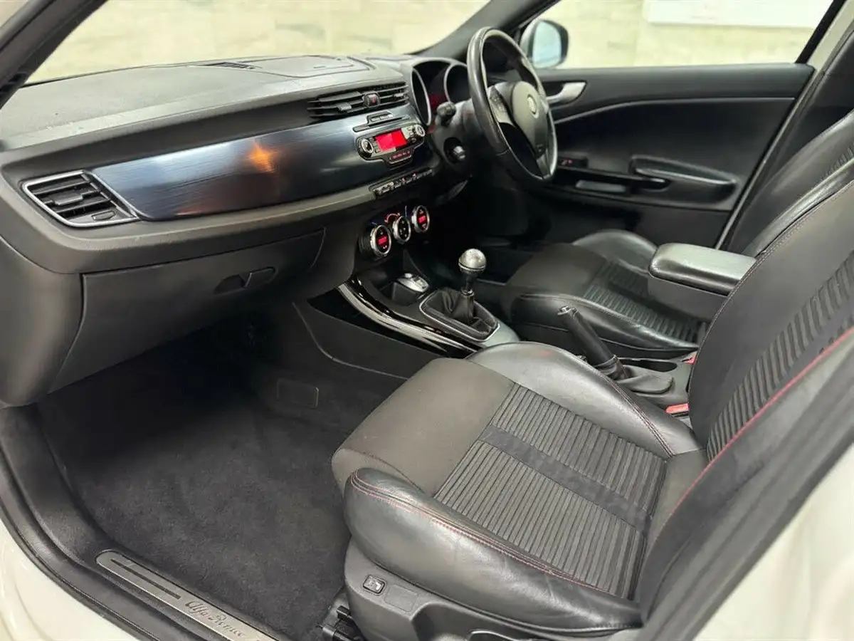 2011-alfa-romeo-giulietta-14-veloce-multiair-170bhp-big-42