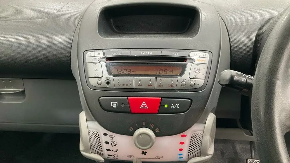 2011-toyota-aygo-10-aygo-ice-5d-multimode-big-14