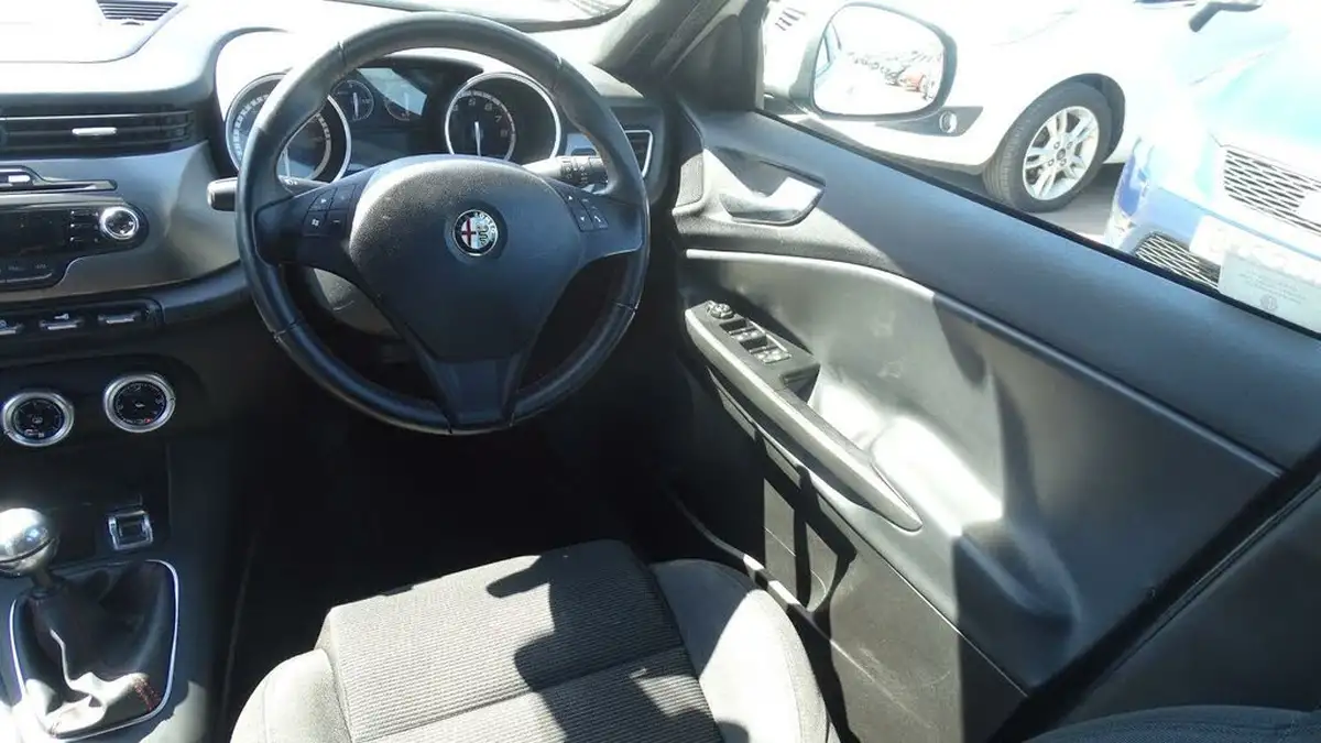 2013-alfa-romeo-giulietta-14-collezione-multiair-170bhp-big-42