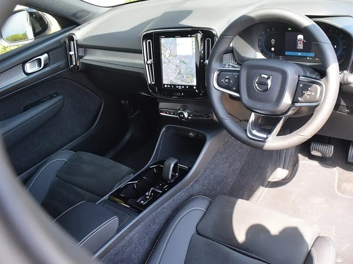 2022-volvo-xc40-20-b4-plus-awd-big-2