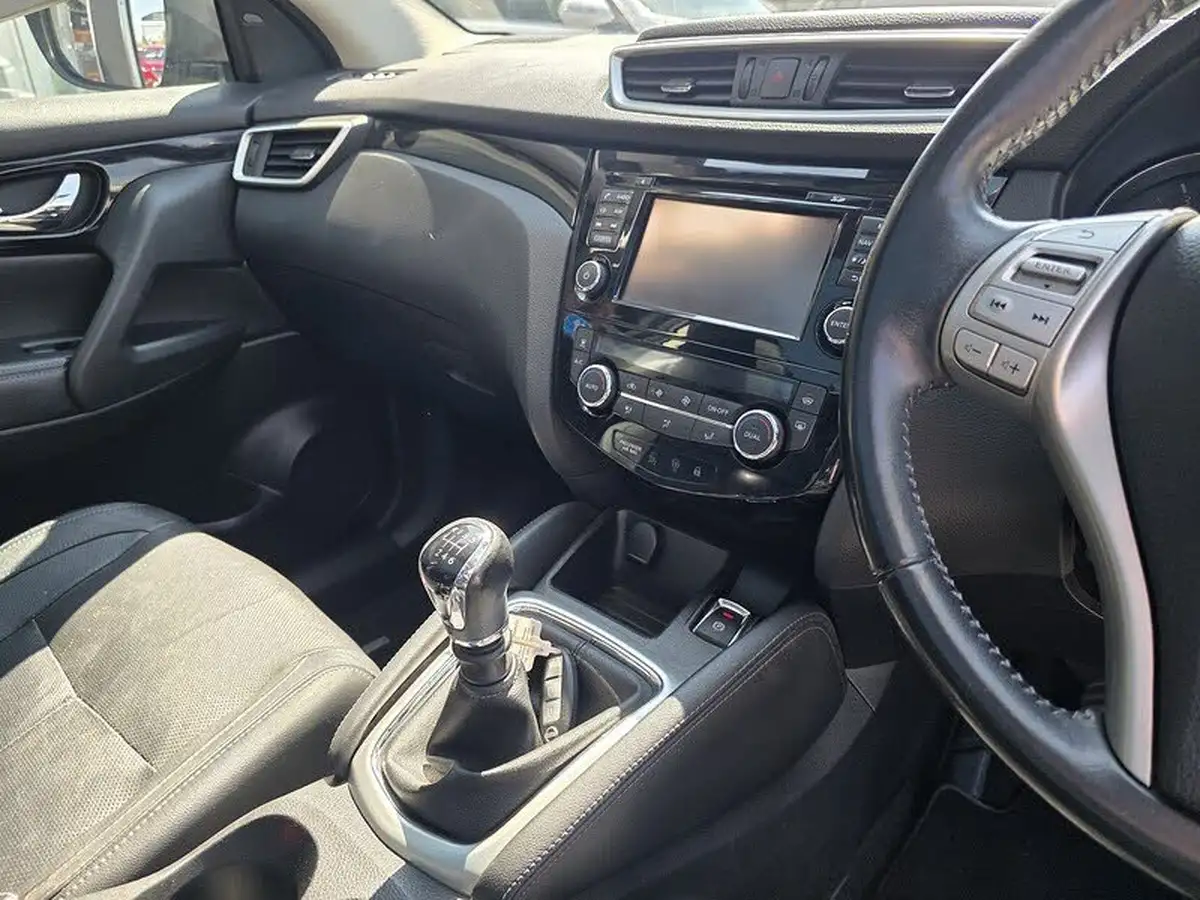2017-nissan-qashqai-12-dig-t-tekna-big-16