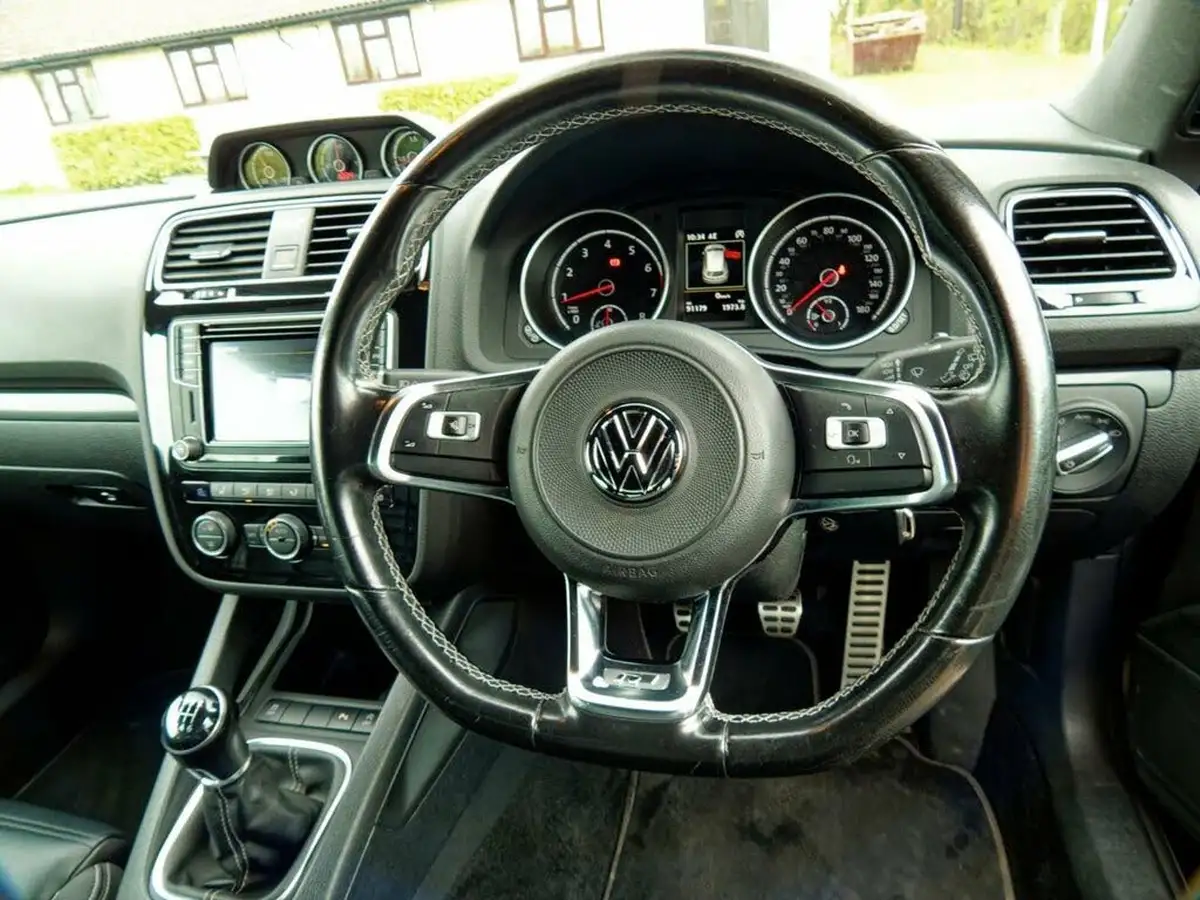2016-volkswagen-scirocco-20-tsi-r-line-big-32