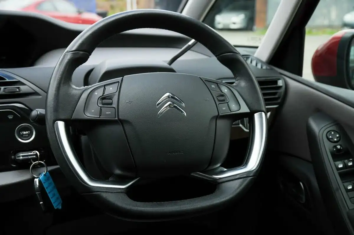 2014-citroen-c4-picasso-16e-hdi-vtr-115ps-etg6-big-25