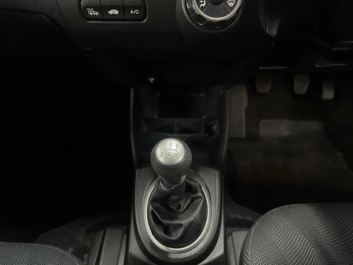2010-honda-jazz-14-es-big-36