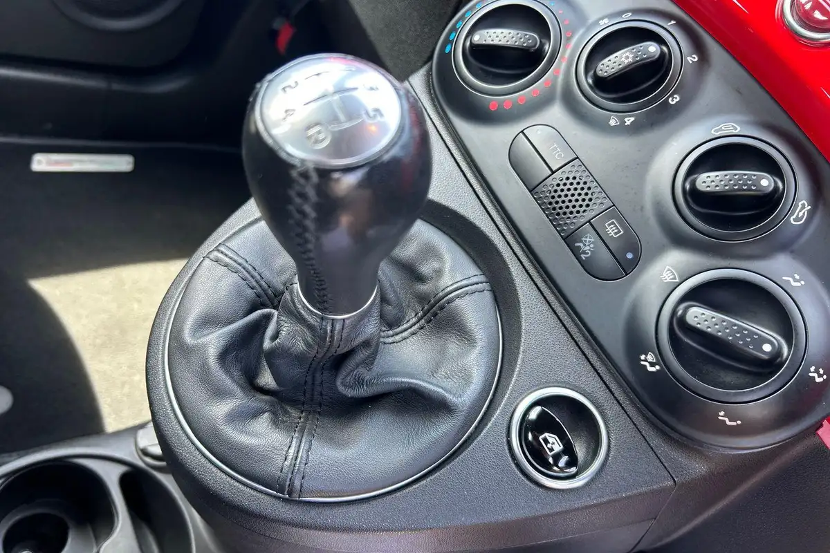 2021-abarth-595-14-tjet-big-29