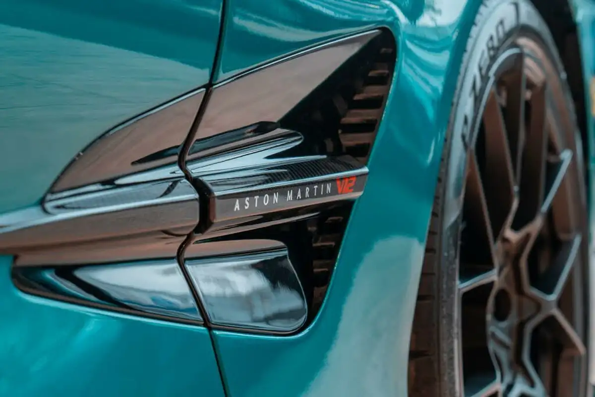 2024-aston-martin-dbx-40-v8-big-12