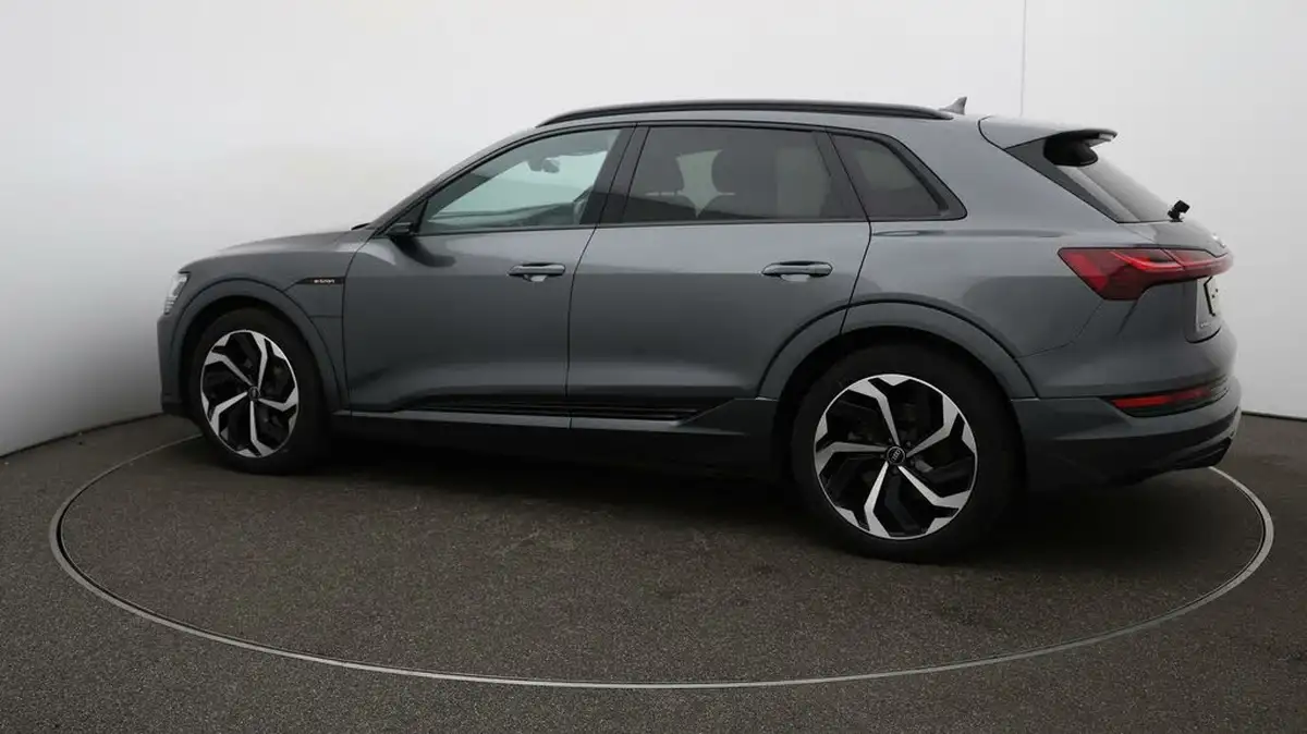 2022-audi-e-tron-50e-black-edition-station-wagon-big-47