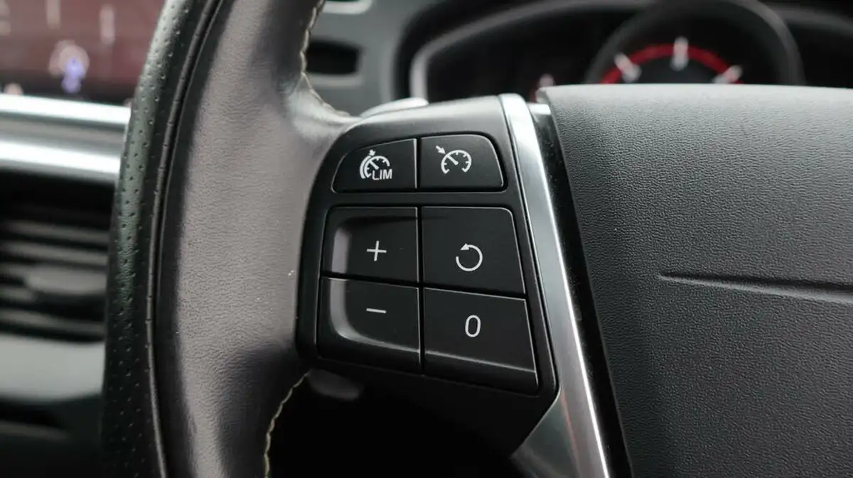 2019-volvo-v40-20td-d3-r-design-nav-plus-geartronic-big-24