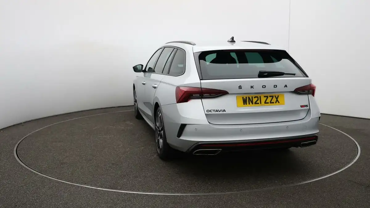 2021-skoda-octavia-20tdi-vrs-estate-big-60