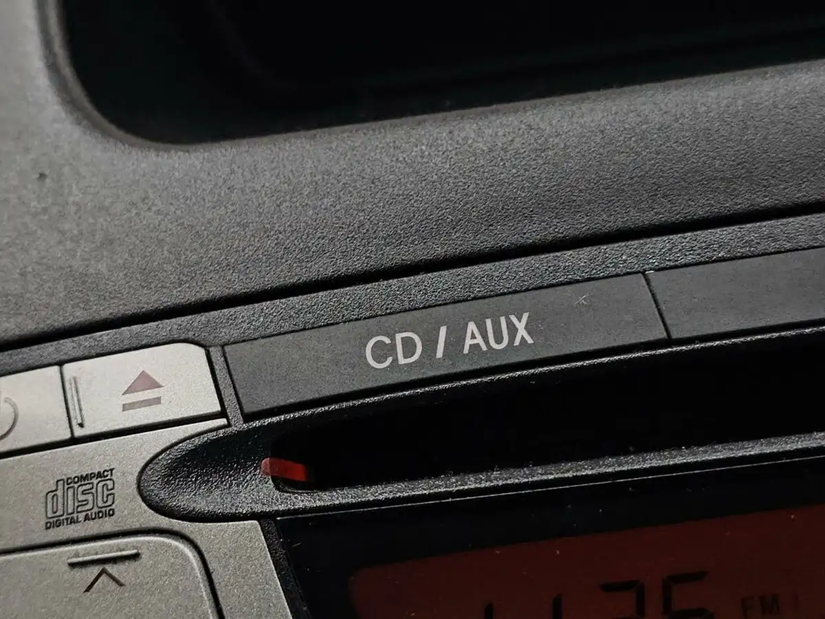 2013-toyota-aygo-10-aygo-fire-5d-big-65