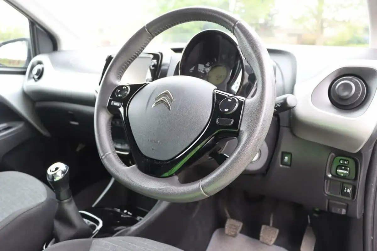 2014-citroen-c1-12-puretech-flair-3d-big-11