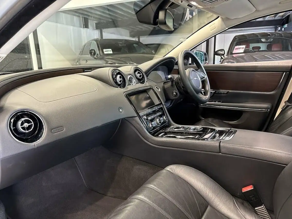 2016-jaguar-xj-series-30td-xj-luxury-swb-saloon-big-11