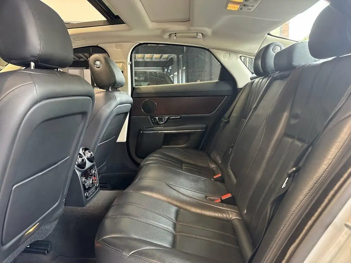2016-jaguar-xj-series-30td-xj-luxury-swb-saloon-big-35