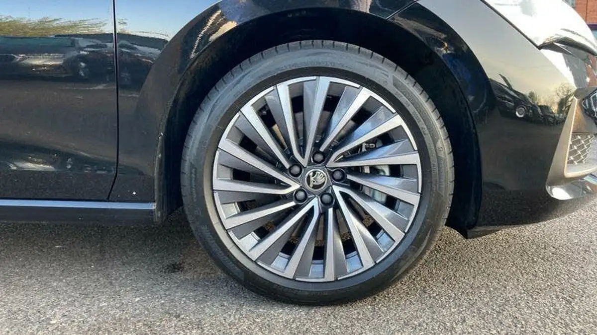 2025-skoda-superb-20tdi-laurin-klement-193ps-4x4-estate-big-4
