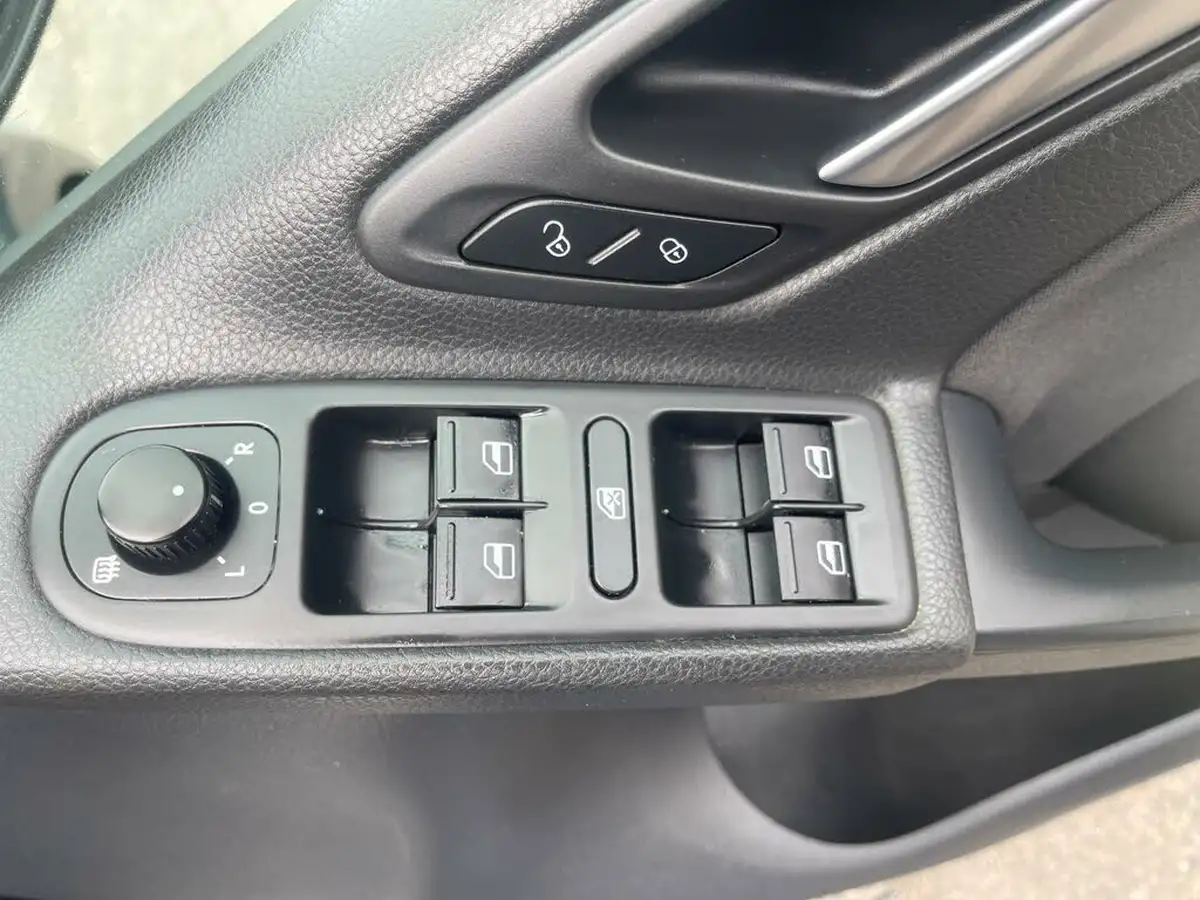 2011-volkswagen-golf-14-match-125ps-5d-dsg-big-23