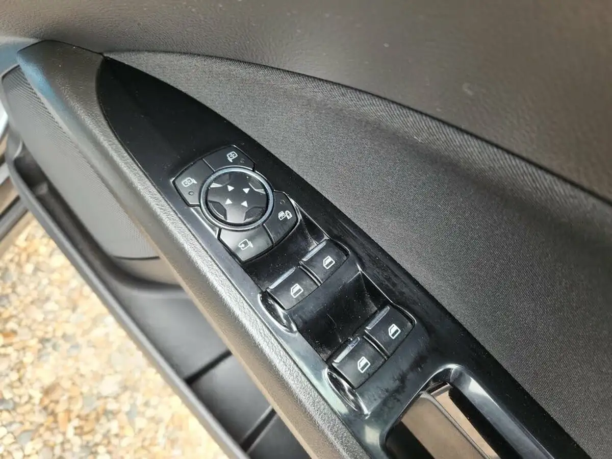 2016-ford-mondeo-big-34