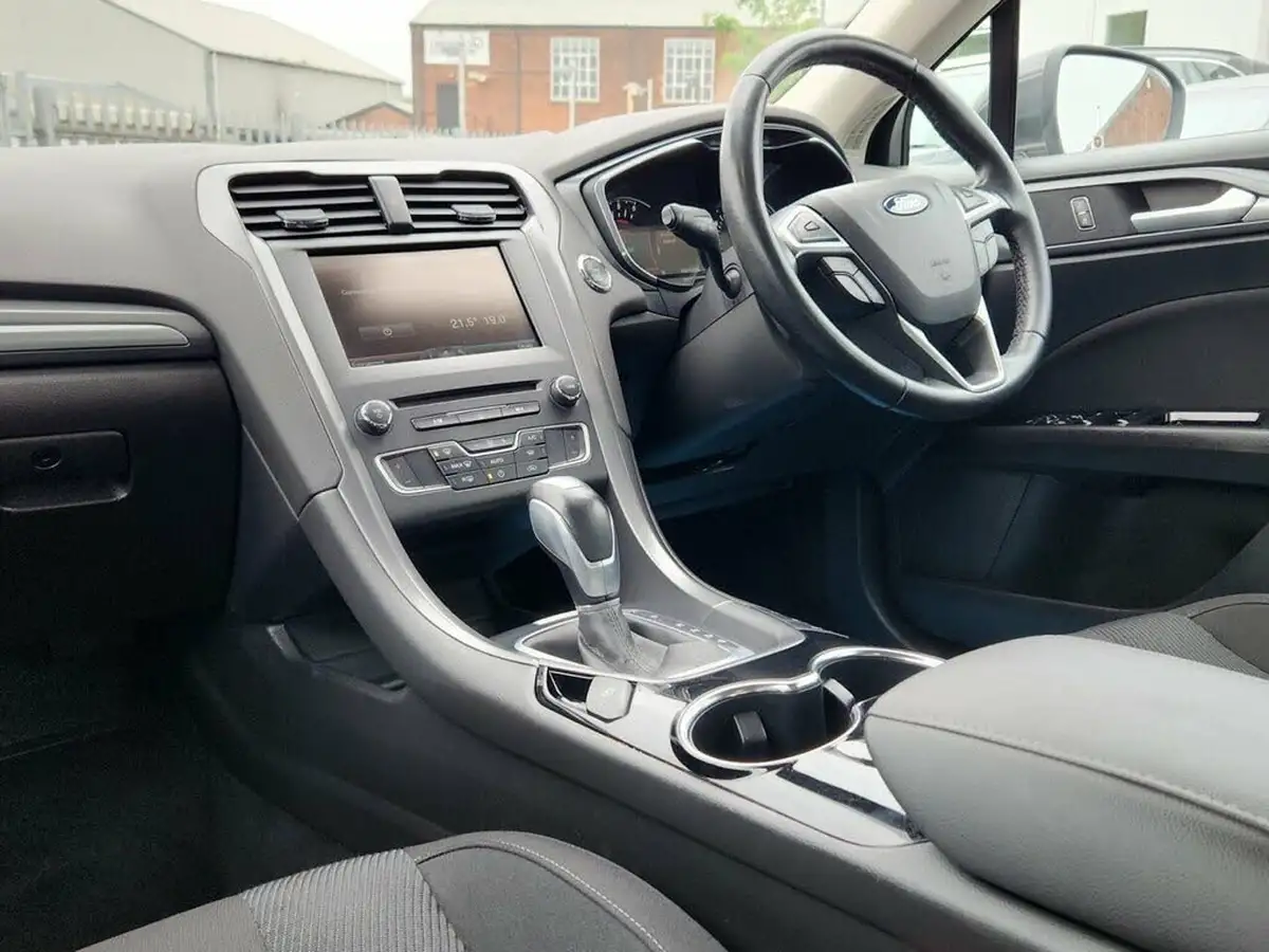 2016-ford-mondeo-big-10