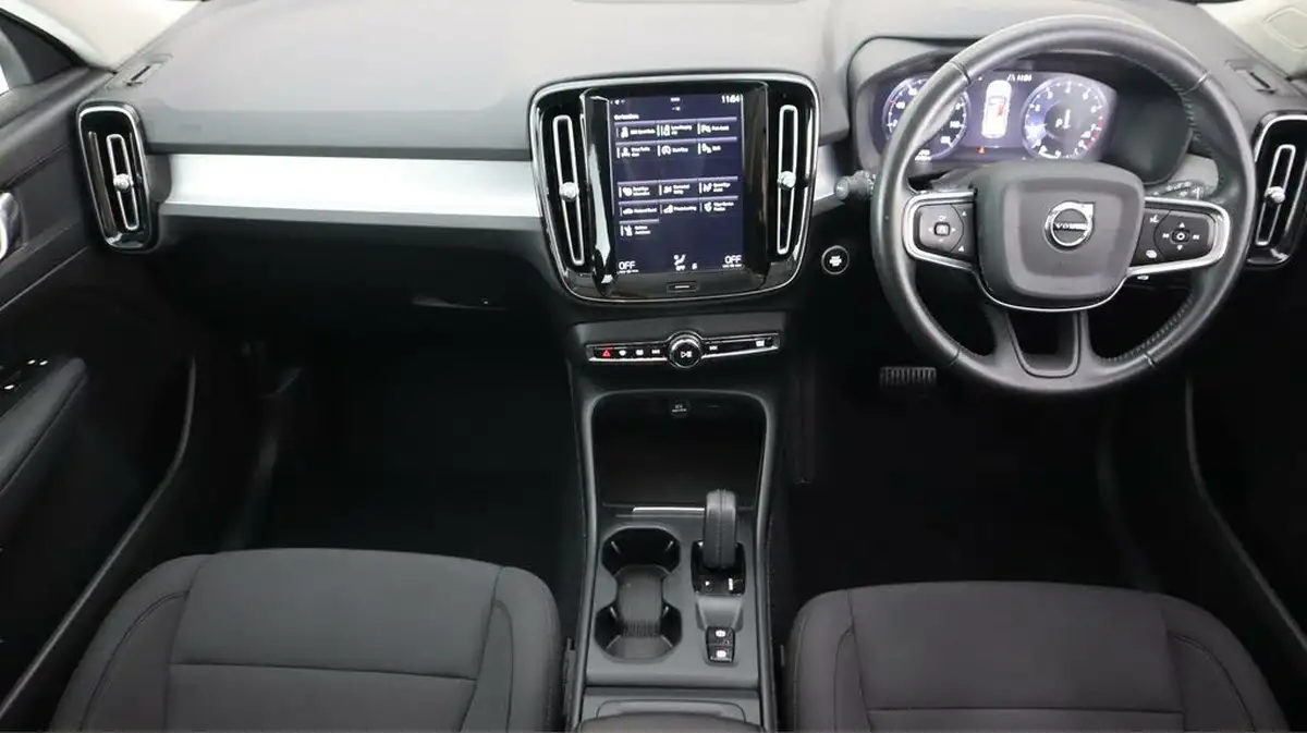 2020-volvo-xc40-15-t3-momentum-geartronic-big-12