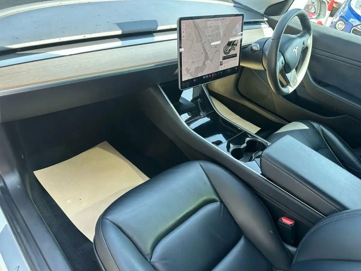 2020-tesla-model-3-e-long-range-big-11
