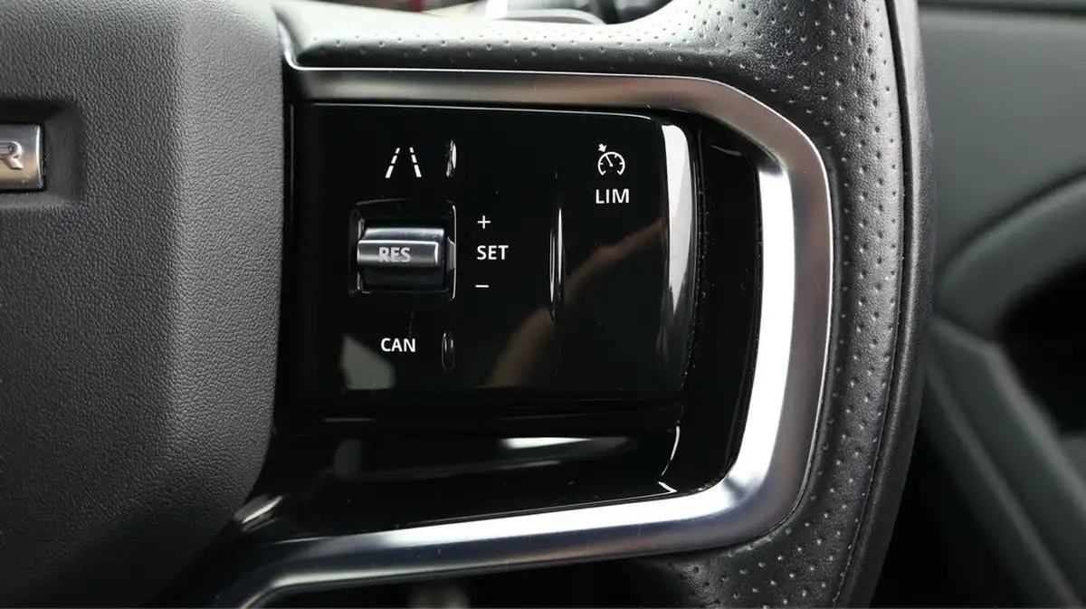 2021-land-rover-range-rover-evoque-15-p300e-r-dynamic-s-big-23