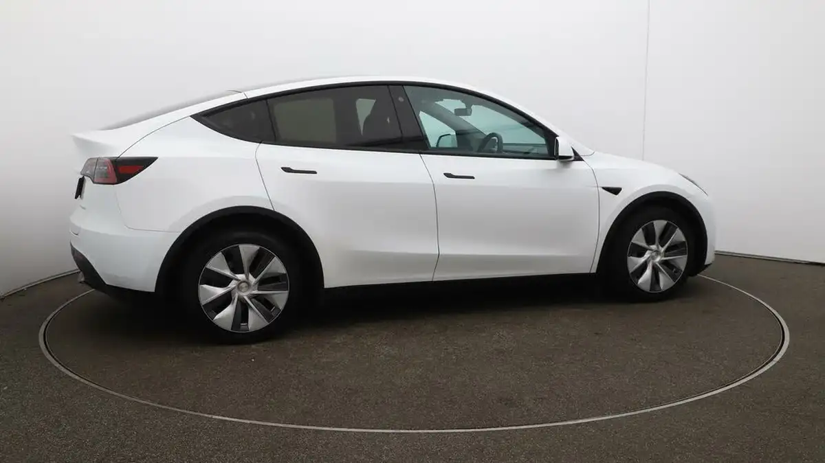 2022-tesla-model-y-e-long-range-big-50